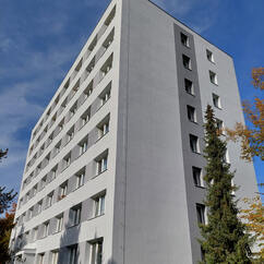 Naše reference: bytový dům Čermákova, Plzeň – Revitalizace fasády panelového domu systémem PCI MultiTherm® Class A